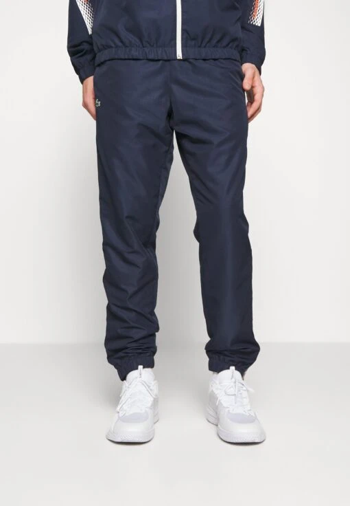 Lacoste Sport Tennis Pant - Trainingsbroek - Navy Blue/Flour -Fashion Verkoop ef1f0884728a4ccab1c63f9a5f0a4b3a scaled