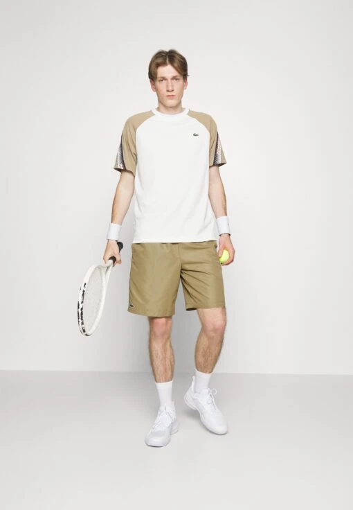 Lacoste Sport Tennis Short - Korte Broeken - Lion -Fashion Verkoop f0daa5b93c2a4ceb9da93a01c680d946 scaled