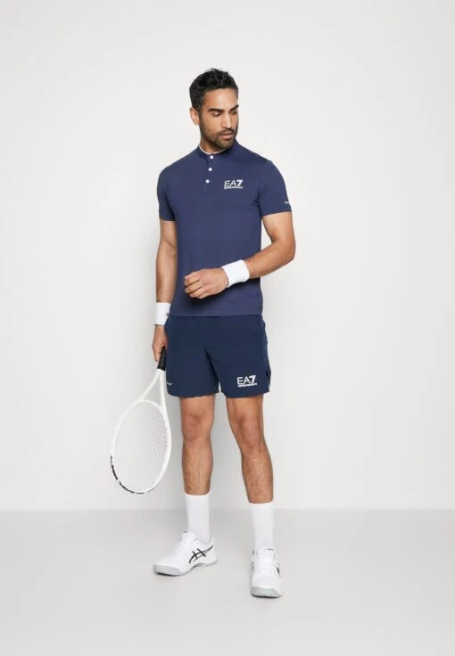 EA7 Emporio Armani Tennis Pro Serafino - Sport T-Shirt - Navy Blue -Fashion Verkoop fcbb8e0a6cb343d4ad1654a843d225b1 scaled